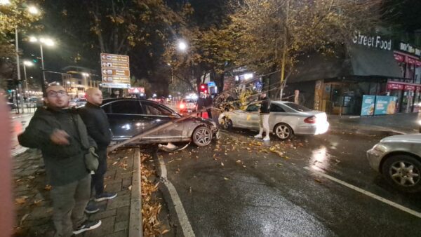 Automjeti tip Benz fluturon mbi trotuar dhe përplaset me një tjetër (FOTO)