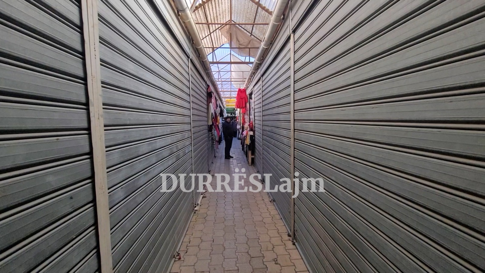 Tregu i vogël industrial në Durrës drejt falimentimit, shumë dyqane kanë ulur qepenët (VIDEO)