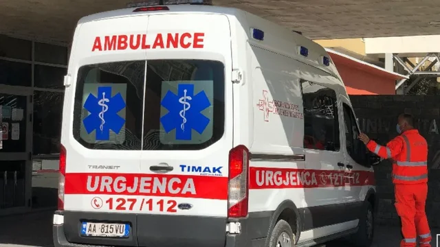 Ndezi zjarr në oborrin e banesës, 74-vjeçari dërgohet në spitalin e Traumës