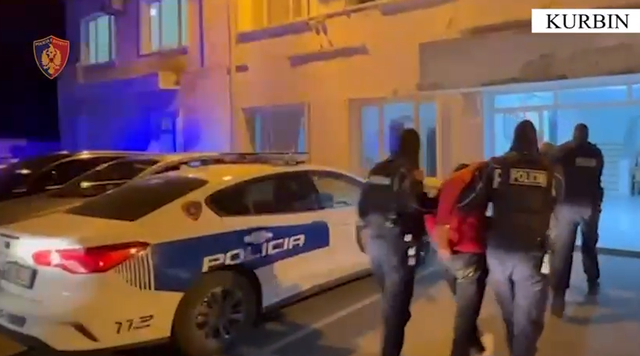 Armë dhe municione në shtëpi, arrestohet 25-vjeçari në Kurbin, shpallet në kërkim babai i tij