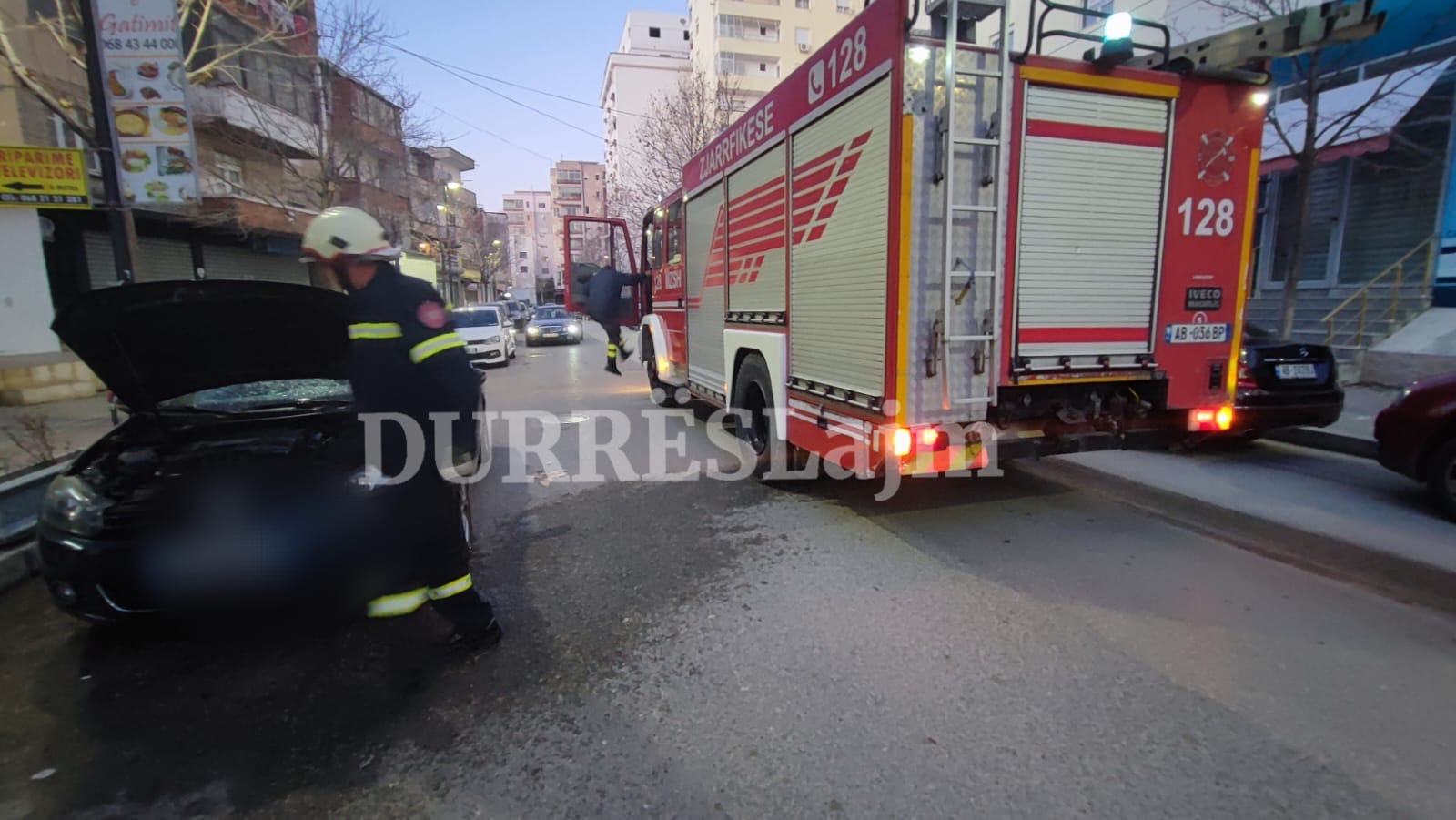 Durrës/ Merr flakë në ecje makina, detajet e para (VIDEO)