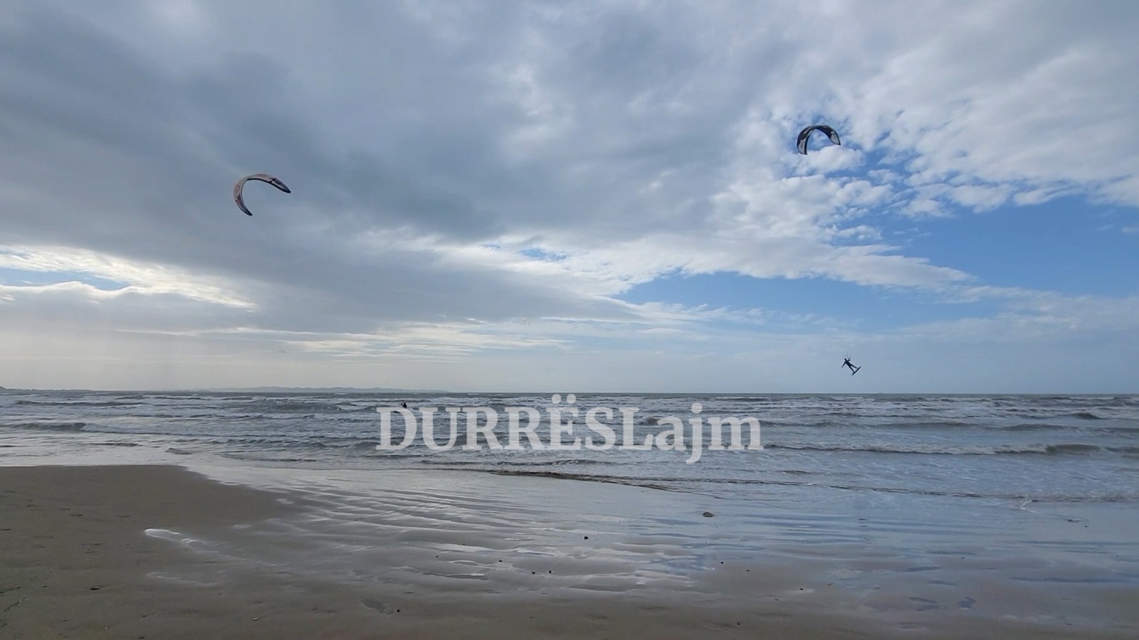Këta janë dy të rinjtë që “vallëzuan” me erën në plazhin e Durrësit (VIDEO)