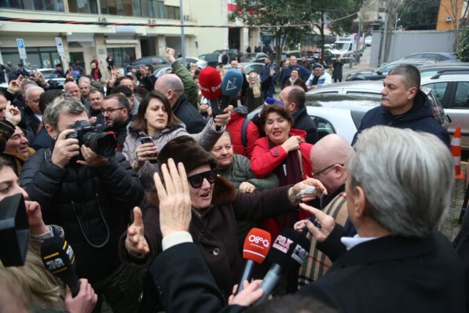 “Masa ndaj meje, staliniste!”, Berisha: Ta harrojnë se do të më ndalin për fjalën e lirë!