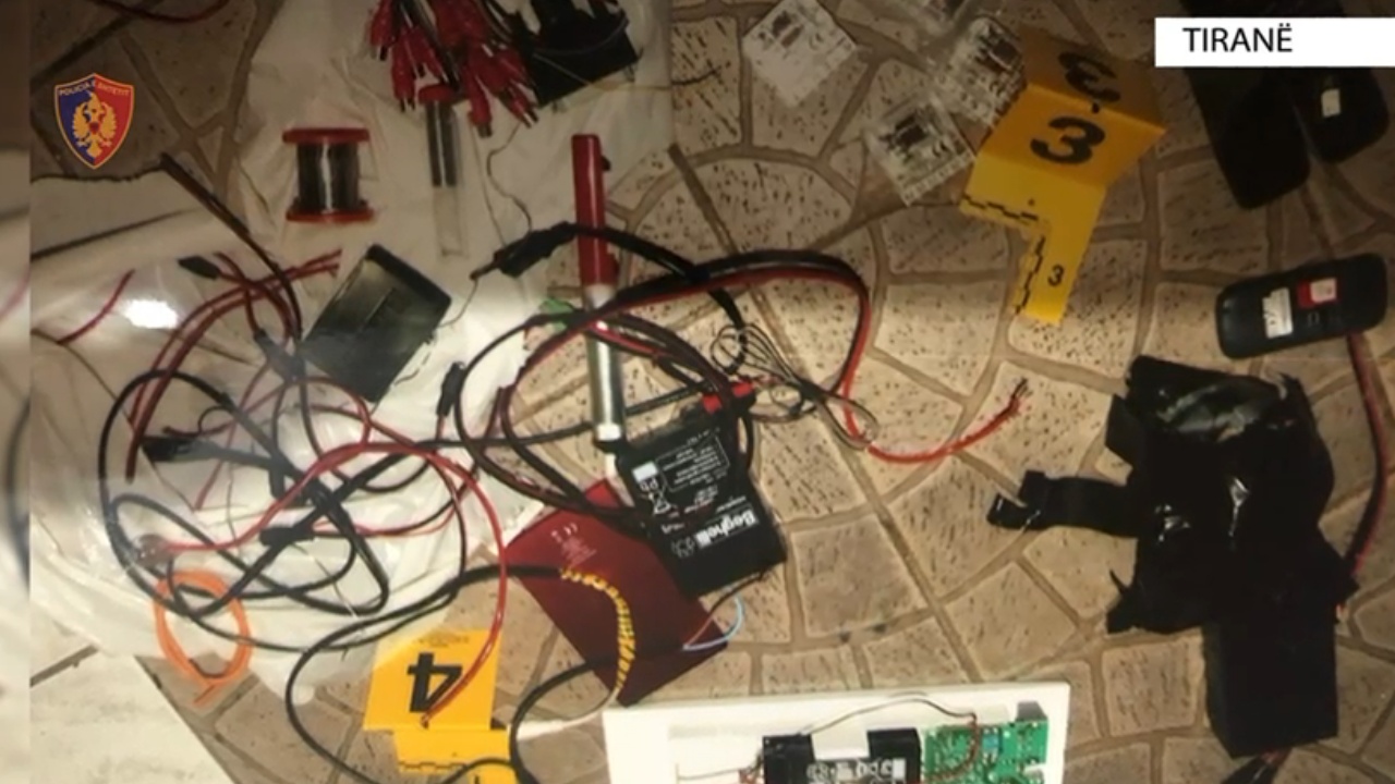 U kapën me 2 mina me telekomandë dhe eksploziv C4 që do përdoreshin në ngjarje kriminale, arrestohet 20-vjeçari, në kërkim i vëllai