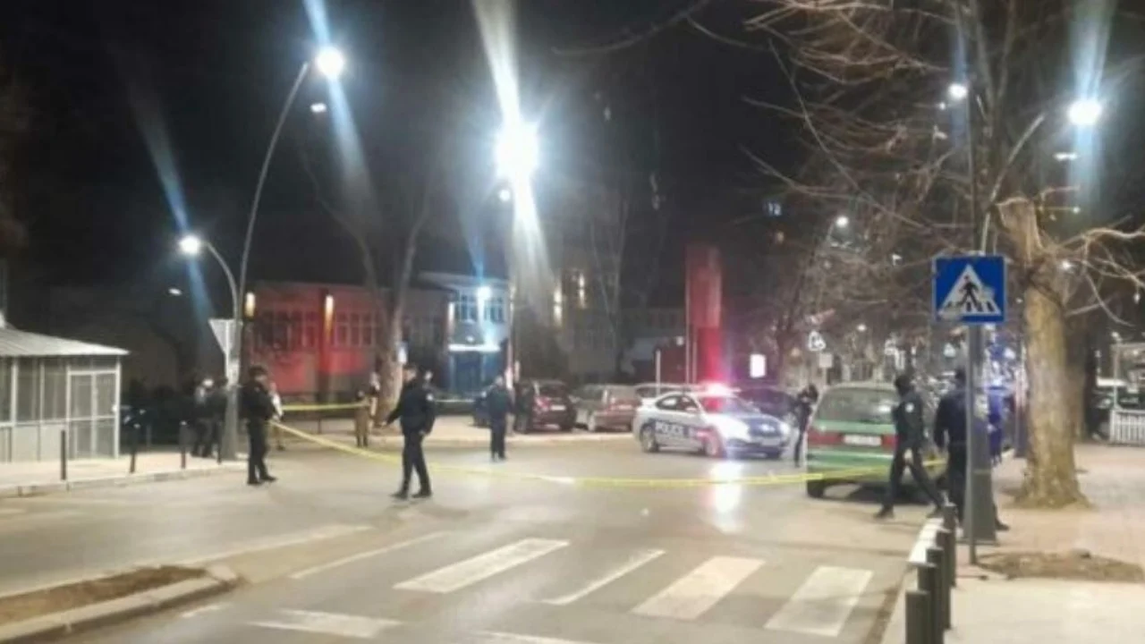 Shpërthim me granatë në Mitrovicë të Veriut! Dy të lënduar, rreth 5 automjete të dëmtuara