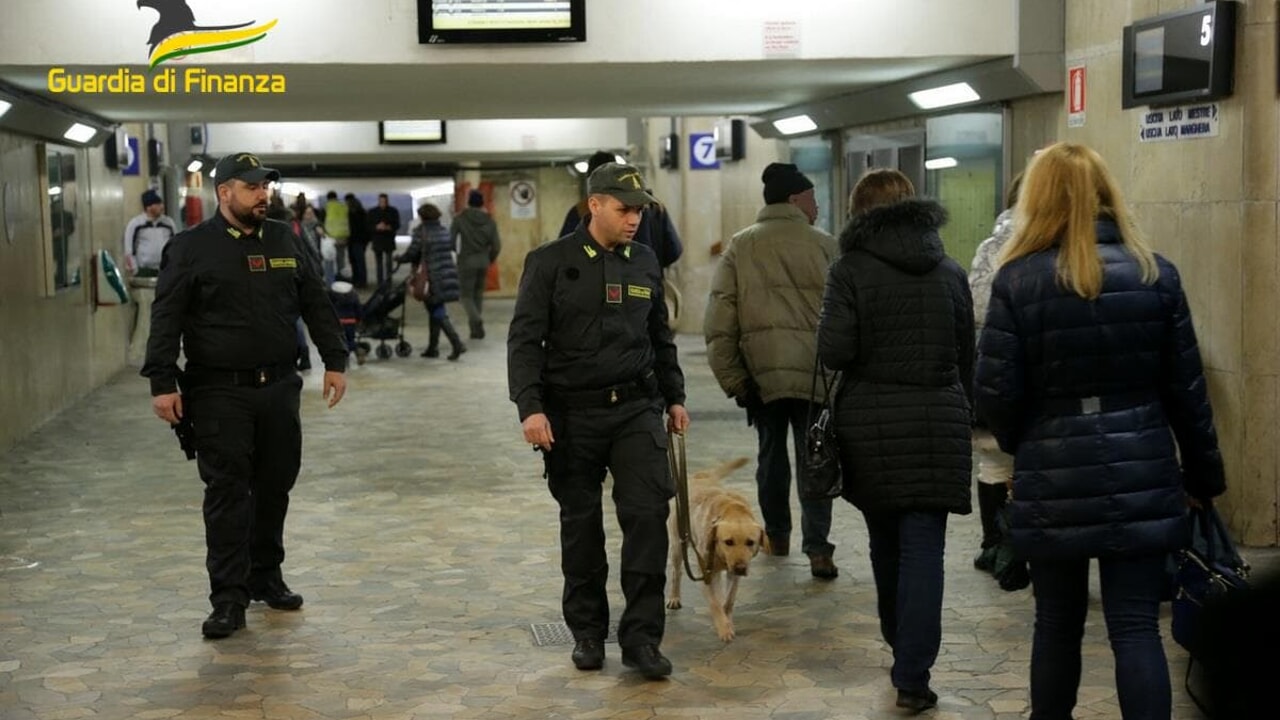 Kapen me drogë në makinë dhe banesë, arrestohen tre shqiptarë në Itali