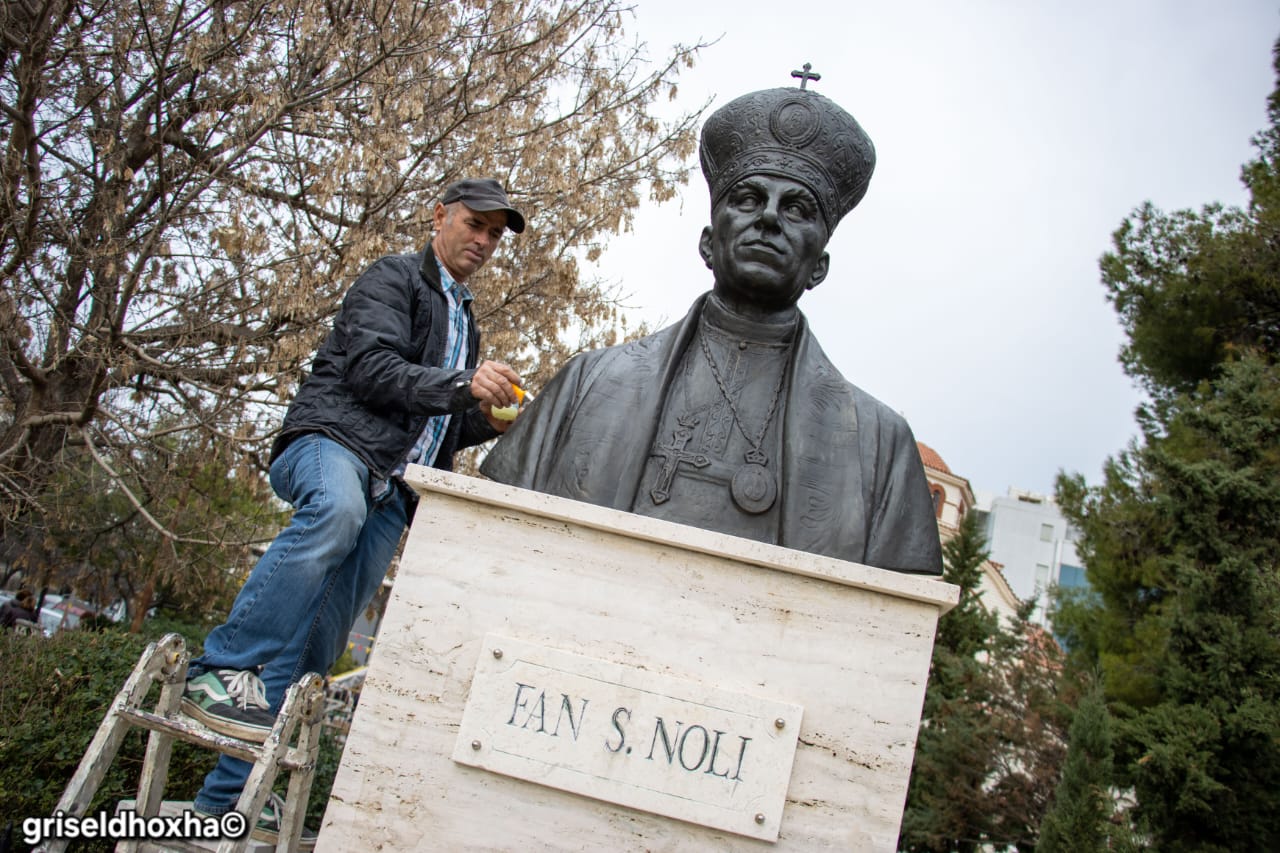 Realizohet pastrimi dhe lyerja e dy skulpturave të Fan Nolit dhe Sabri Tuçit në Durrës, Balani: Proces për t`i mbajtur në gjendje të mirë