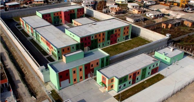 Tentoi të fuste lëndë narkotike në burg, pranga për familjarin e të dënuarit