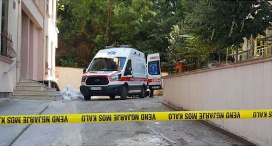 E rëndë: U hodh nga ballkoni, ndërron jetë e moshuara