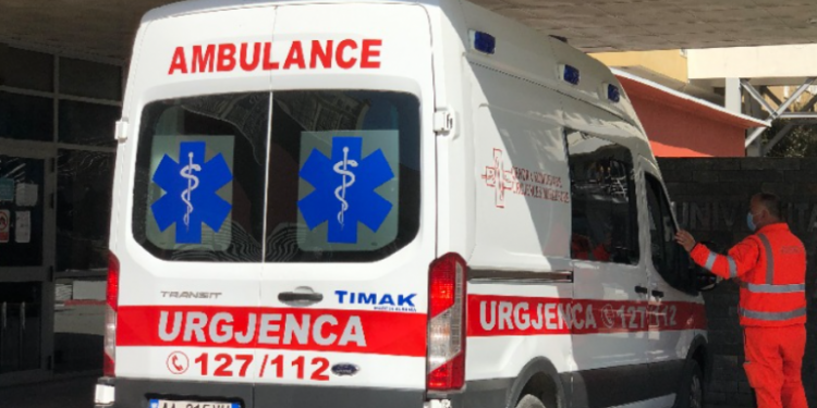 Vetëplagoset me armë zjarri, 73-vjeçari transportohet me urgjencë në spital