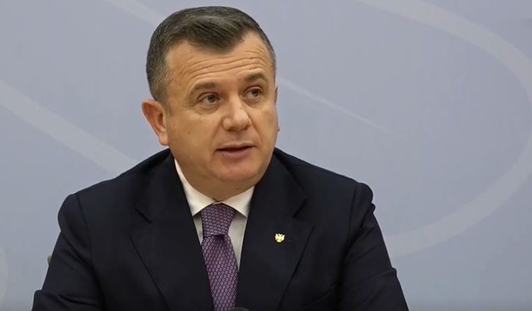 Balla kapet në vështirësi në konferencë: Ku e keni Ervis Martinajn që e premtuat për 100 ditë?