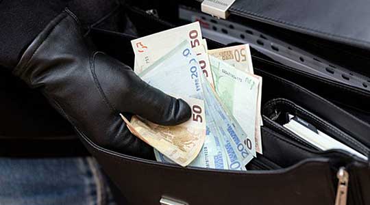 Shërbëtorja shqiptare i vjedh 290 mijë euro biznesmenes greke, si i grabiti paratë në mes të ditës