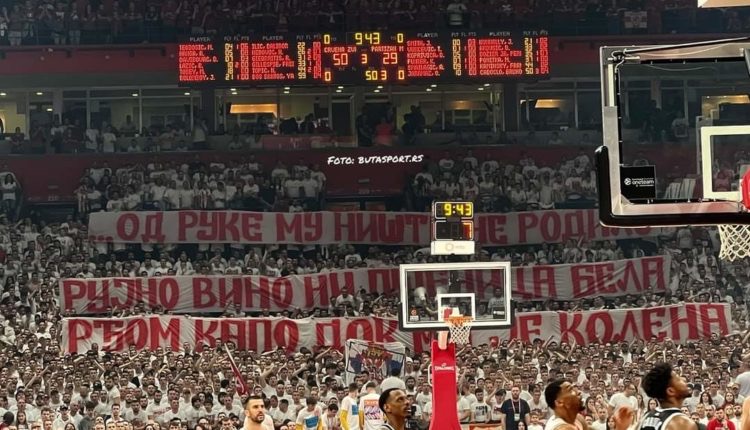 Skandal/ Turma thërret në kor “Kosova ëshë Serbi”, tifozët e Crvena Zvezdës shpalosin banerin me “mallkimin e Kosovës”