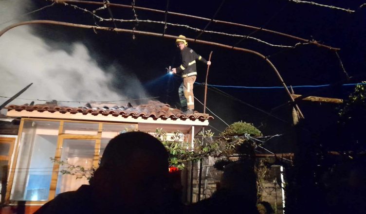 Përfshihet nga flakët banesa, shpëton mrekullisht familja, mes tyre një fëmijë