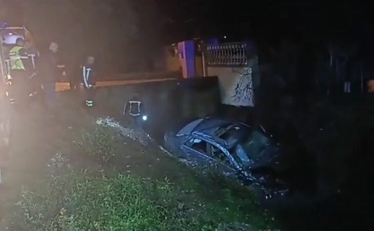 EMRI/ Humbi kontrollin e makinës dhe përfundoi i bllokuar në kanal, pamje nga aksidenti i rëndë