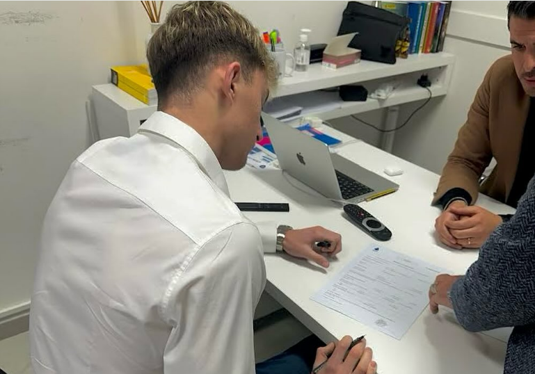 Një tjetër futbollist shqiptar firmos me Empolin, klubin toskan prezanton mbrojtësin e talentuar