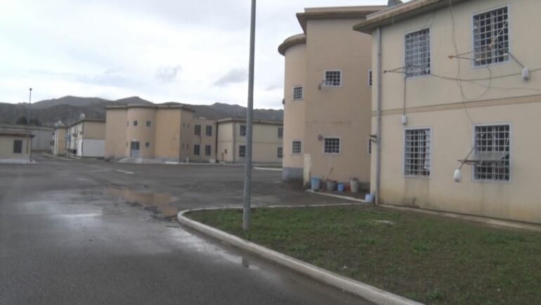 Futje e sendeve të paligjshme në qeli, Apeli lë në fuqi vendimin e Gjykatës: Arrest shtëpie për ish-drejtorin e burgut të Peqinit