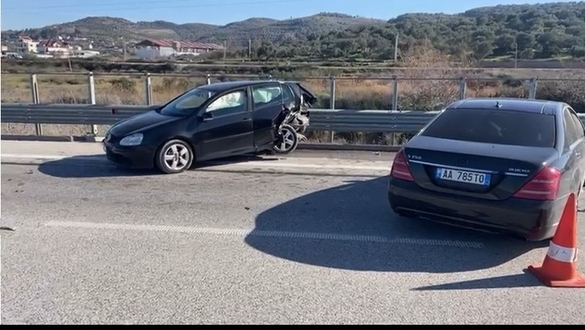 U përplas nga dy makina teksa po kalonte rrugën, ndërron jetë bariu 