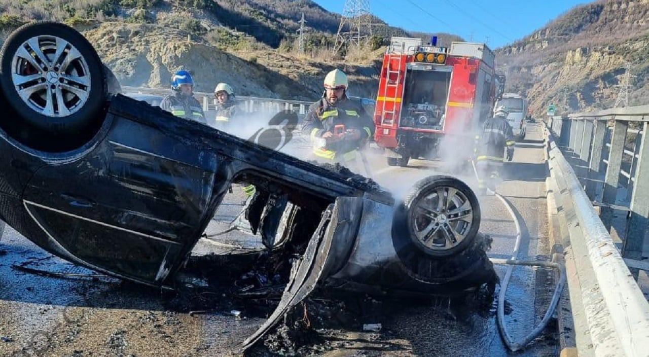 Aksident në aksin “Elbasan-Tiranë”, përmbyset makina dhe shpërthen në flakë