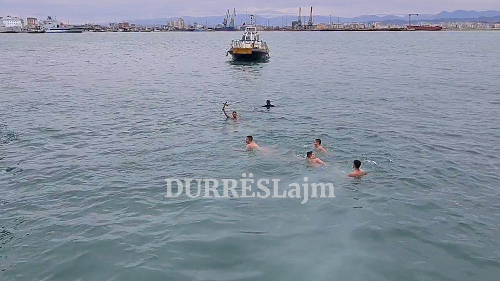Durrës, kremtohet dita e Ujit të Bekuar. Ky është i riu që kapi për të tretën herën kryqin në det (VIDEO)