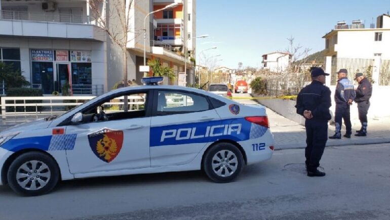 Policia kontroll makinës së 26-vjeçares, të resë i vihen prangat, ja çfarë iu gjet