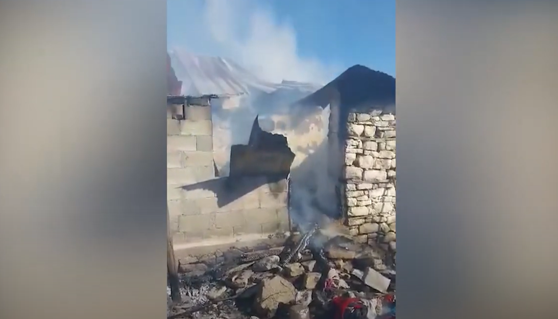 Gjyshi hero në Gramsh, futet mes flakëve dhe shpëton mbesën 8-vjeçare nga zjarri që përfshiu 2 banesa