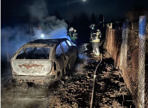 Përfshihet tërësisht nga flakët një automjet, nuk dihet se kujt i përket