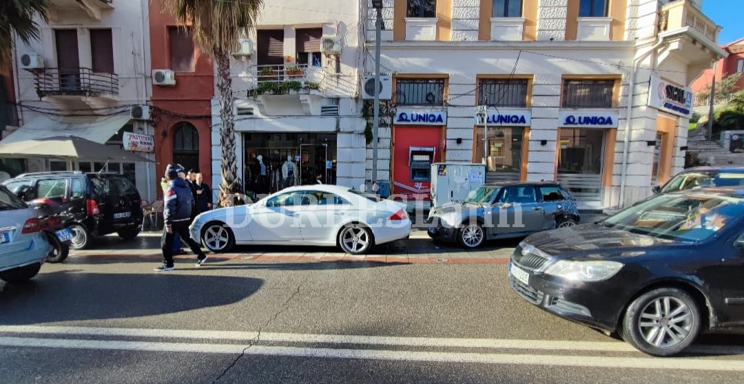 Përplasin makinën e parkuar në bulevardin “Epidamn” dhe ia mbathin (FOTO)