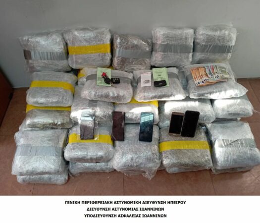 Sekuestrohen mbi 54 kg marijuanë në Janinë, arrestohet 3 të rinj