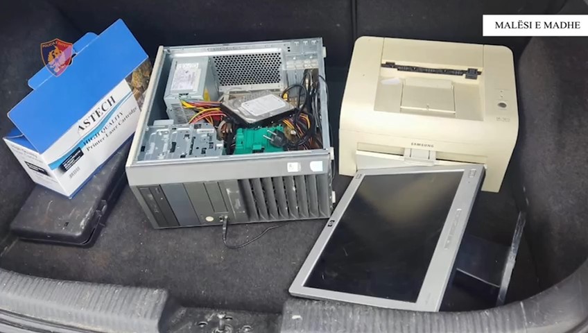 25-vjeçari theu “arrestin shtëpiak” për të vjedhur kompjuterat e gjimnazit