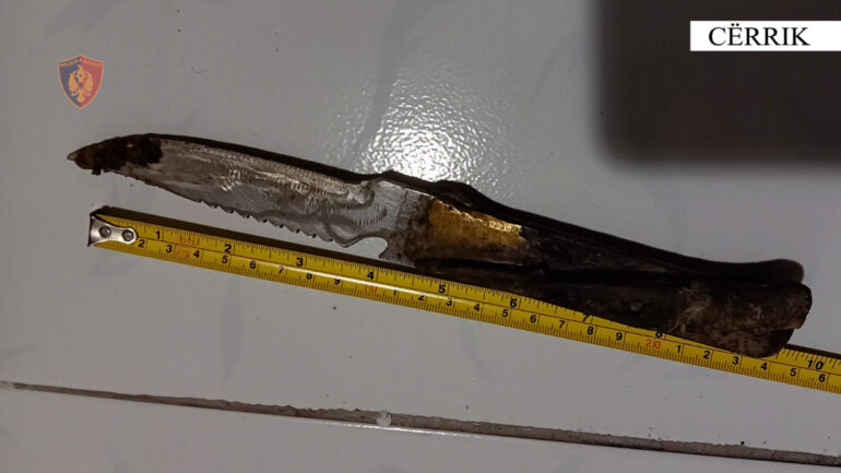 Plagosi me thikë të riun, arrestohet 51-vjeçari 