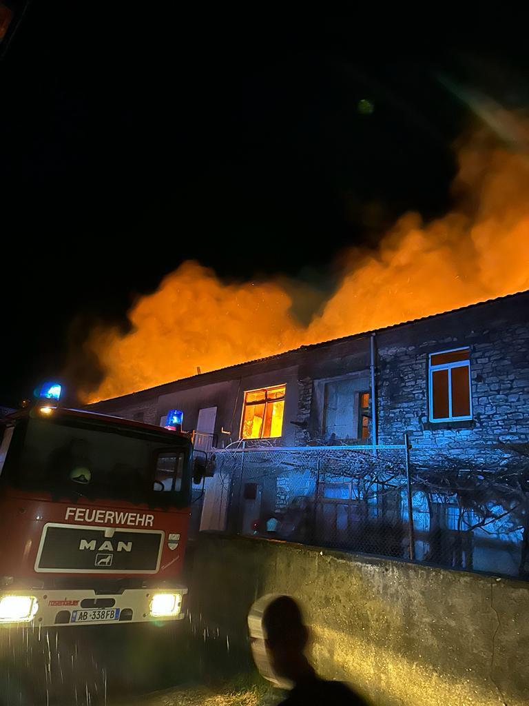 Zjarr në ndërtesën dykatëshe në Memaliaj, shkrumbohen 3 apartamente