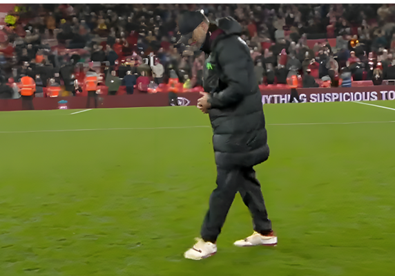 Aksident i çuditshëm për trajnerin e Liverpulit, Klop u shpëtua nga kameramani