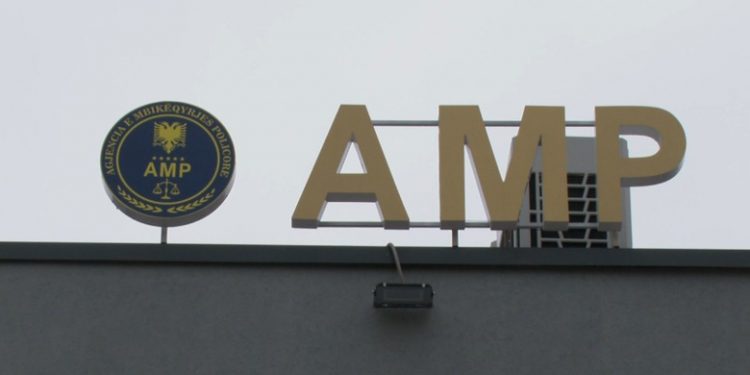 Qarkullonte me automjetin e policit dhe shiste kokainë, arrestohet siriani