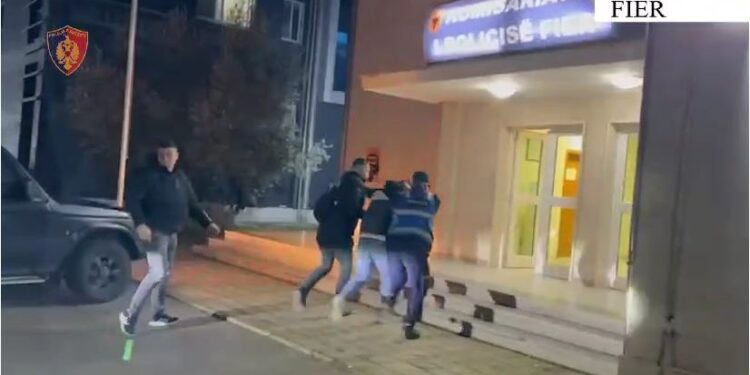 U kap me armë zjarri në automjet, vihet në pranga 30-vjeçari