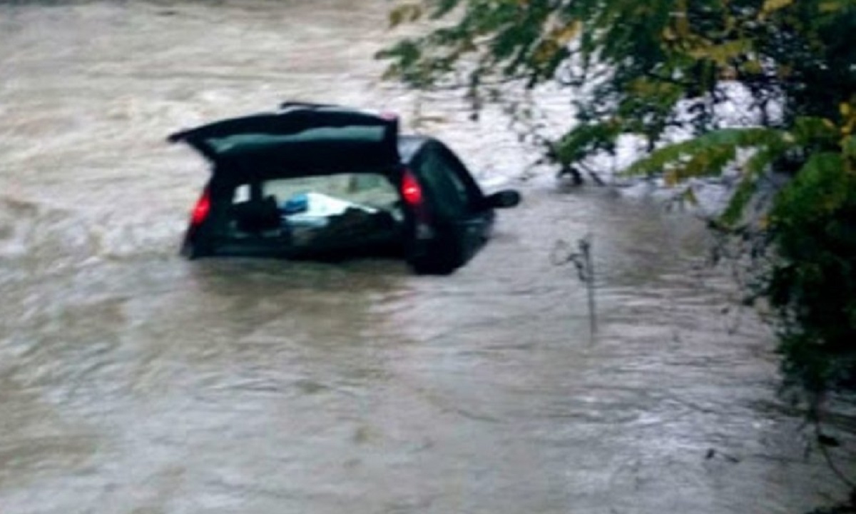 Makina bie në lumin Fan, shpëtojnë babë e bir