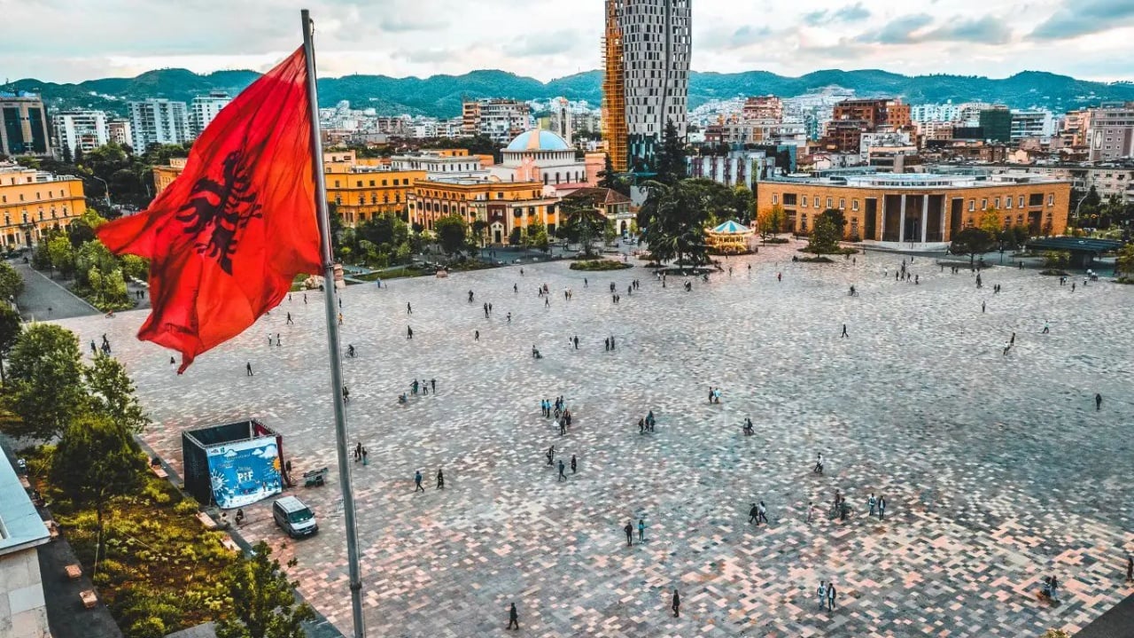 E famshmja spanjolle “El Debate” artikull për Shqipërinë: Tirana një qytet i gjallë me një histori të pasur