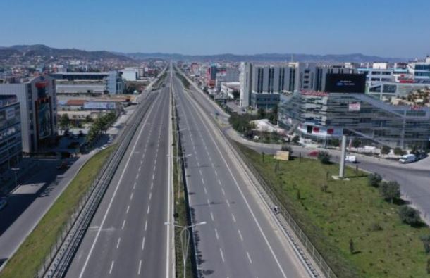 Zgjerimi i autostradës Tiranë-Durrës, zv.kryeministrja flet për shpronësimet: Do bëhet me katër korsi. Ç’do ndodhë me bizneset