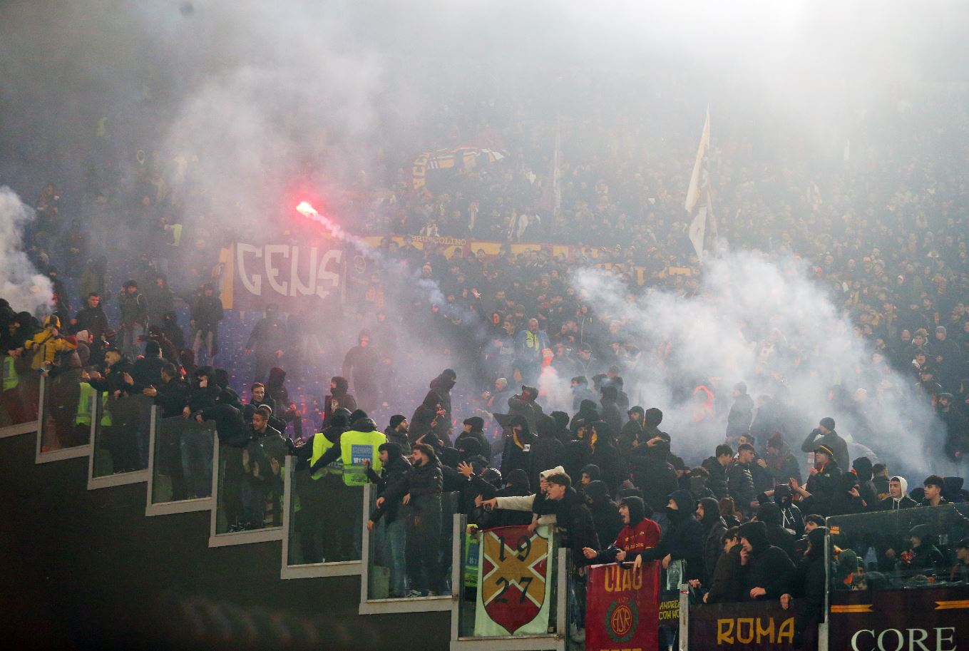 Dhunë dhe kaos, derbi roman shoqërohet me përplasje të forta, goditet me thikë një tifoz