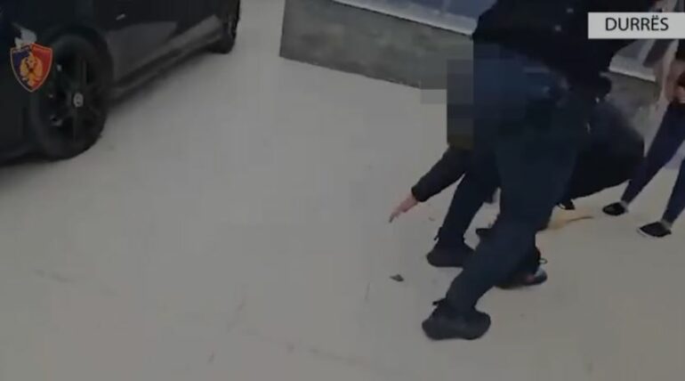 “Pjeza”/ Shisnin kokainë në afërsi të shkollave dhe lokaleve, arrestohen dy vëllezërit në Durrës (VIDEO)