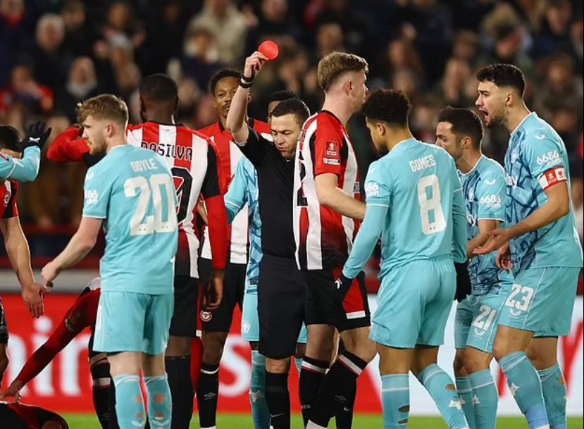 E pazakontë në Angli, gjyqtari largoi nga fusha futbollistin me karton të kuq në formë rrethi