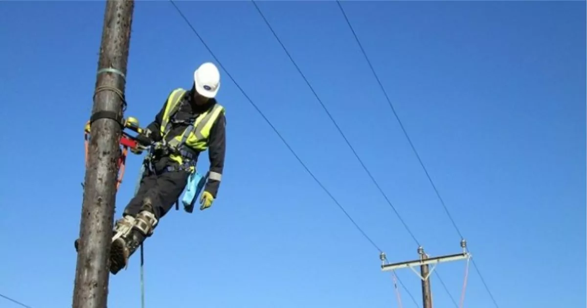 U rrëzua nga shtylla gjatë punës, plagoset elektricisti në Bulqizë