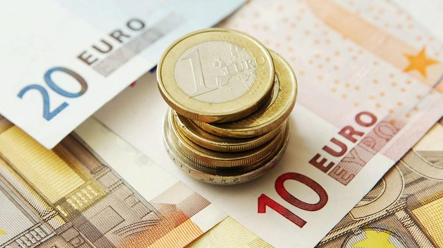 Këmbimi valutor 27 prill/ Me sa blihen e shiten dollari dhe euro, çfarë ndodh me monedhat e tjera
