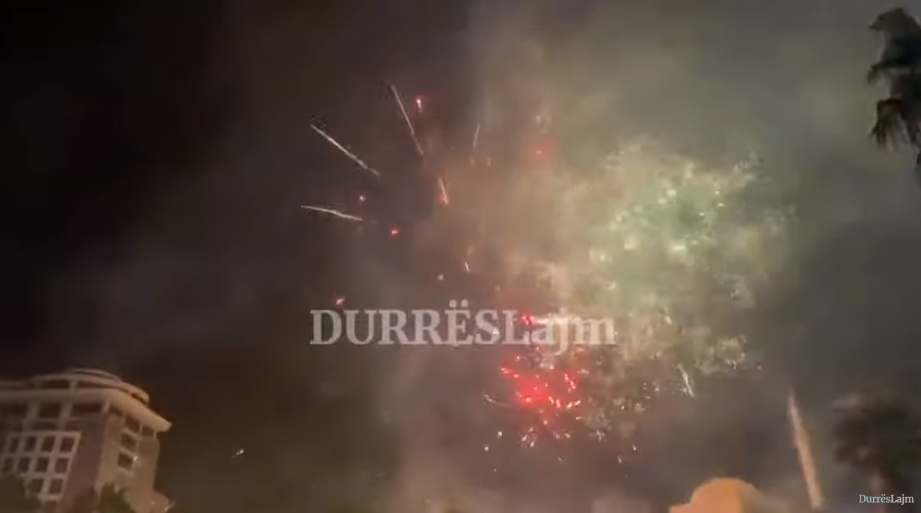 VIDEOLAJM/ Durrësi nën pushtetin e fishekzjarreve në natën e ndërrimit të viteve