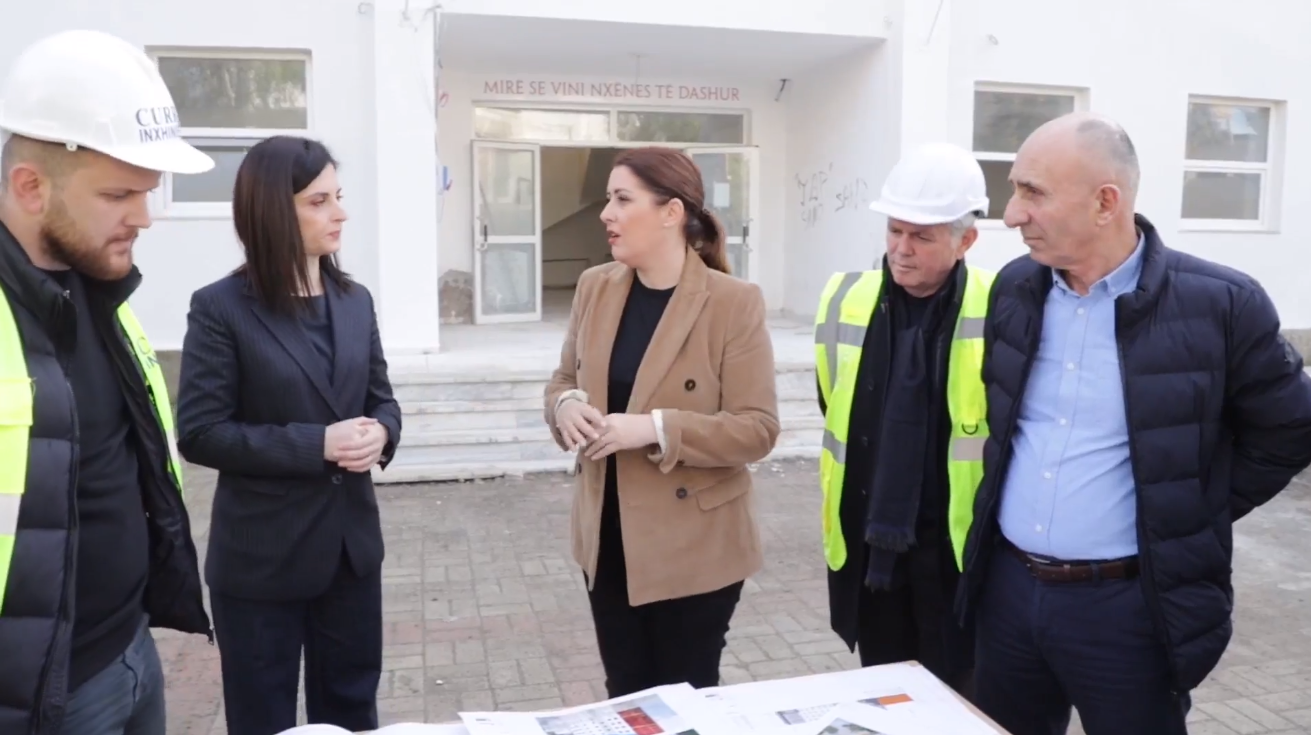 Ministrja Manastirliu dhe kryebashkiakja Sako inspektojnë punimet në shkollën “14 Nëntori” në Durrës (VIDEO)