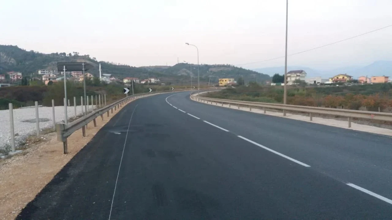 Aksidenti me vdekje te kthesa e Rinasit/ “Benz”-i u përplas me kamionin dhe një mjet tjetër