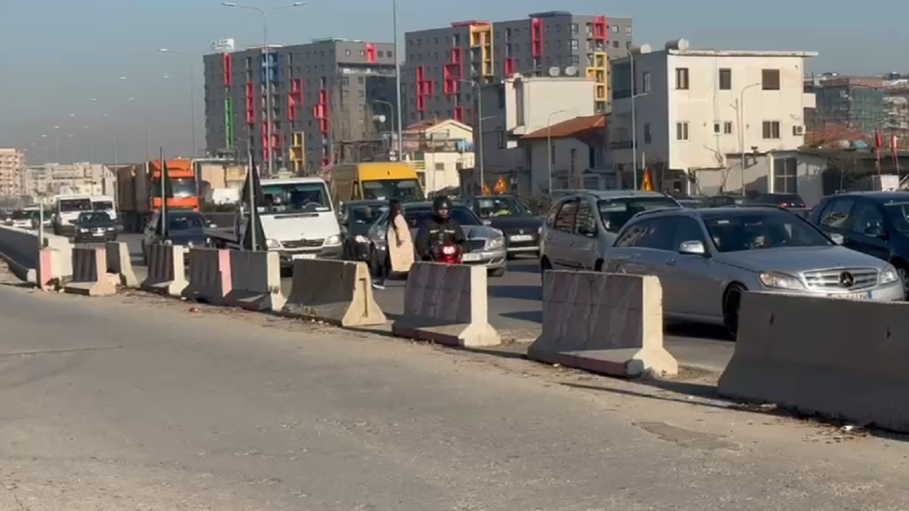 Nuk kalojnë rrugën te vizat e bardha, policia gjobit këmbësorët