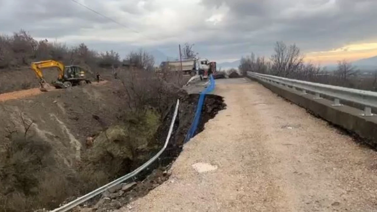 Shembet ura në fshatin Neneshat, bllokon lëvizjen e automjeteve! Po ndërtohet një rrugë provizore