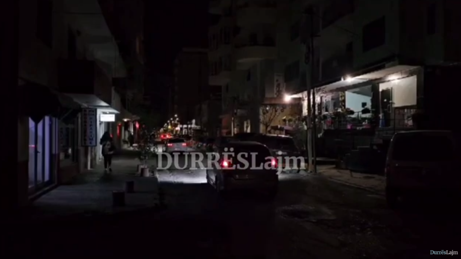 Pak dritë! Pak dritë për&#8230; rrugët e Durrësit (VIDEO)