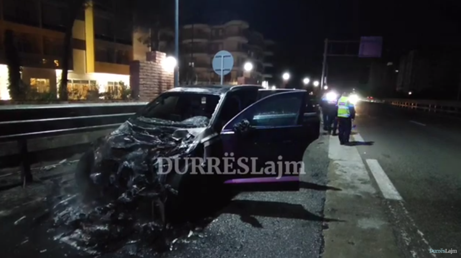 Përfshihet nga flakët automjeti tip Audi në afërsi të Shkëmbit të Kavajës (VIDEO)